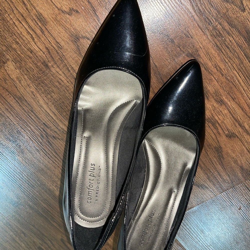 Black pumps